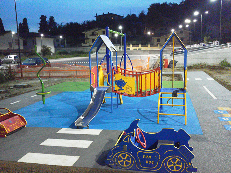 montaggio parco giochi massarora 03